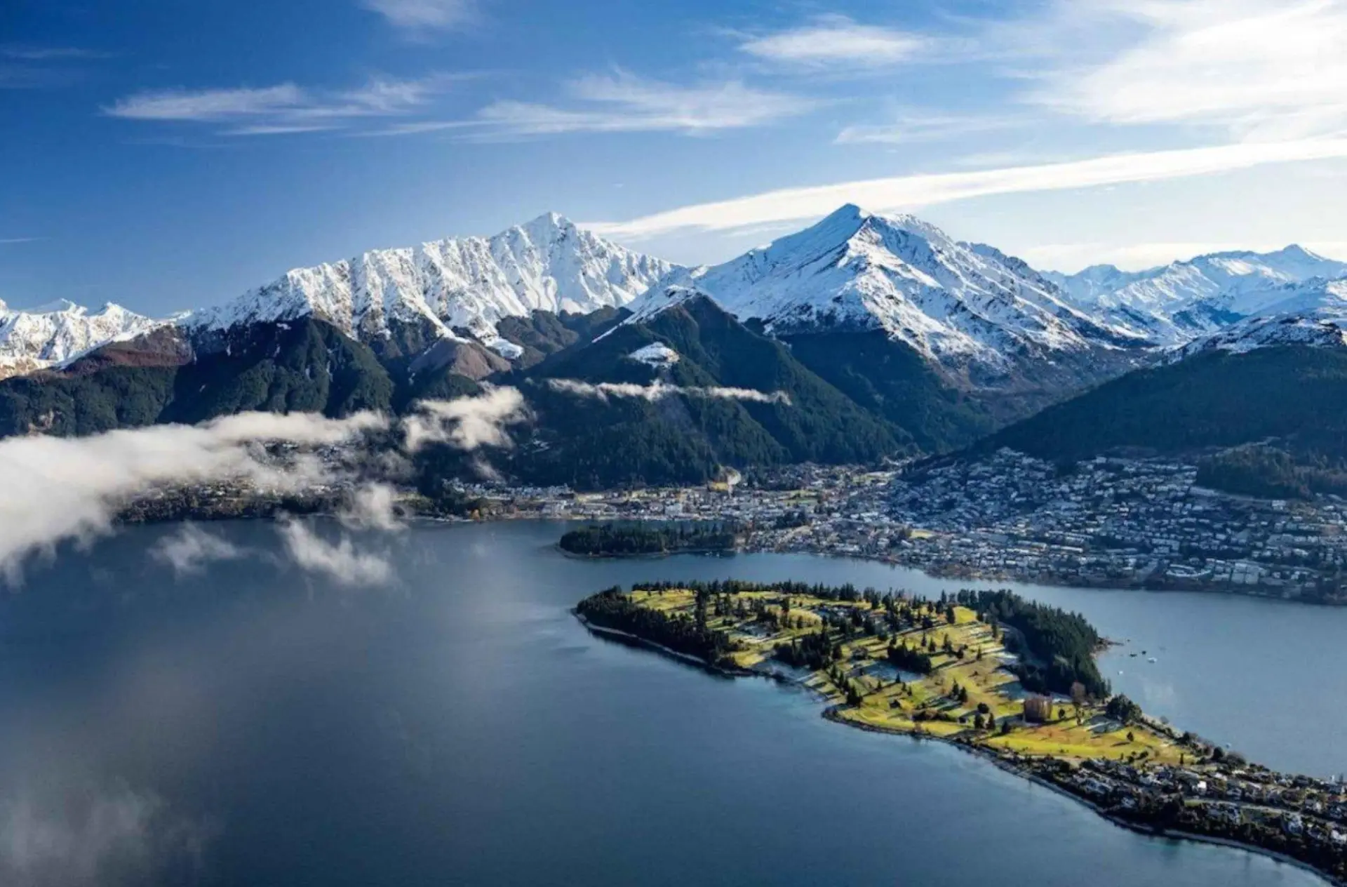 Queenstown and Lake Wakatipu beneath the snow-capped Remarkables, New Zealand